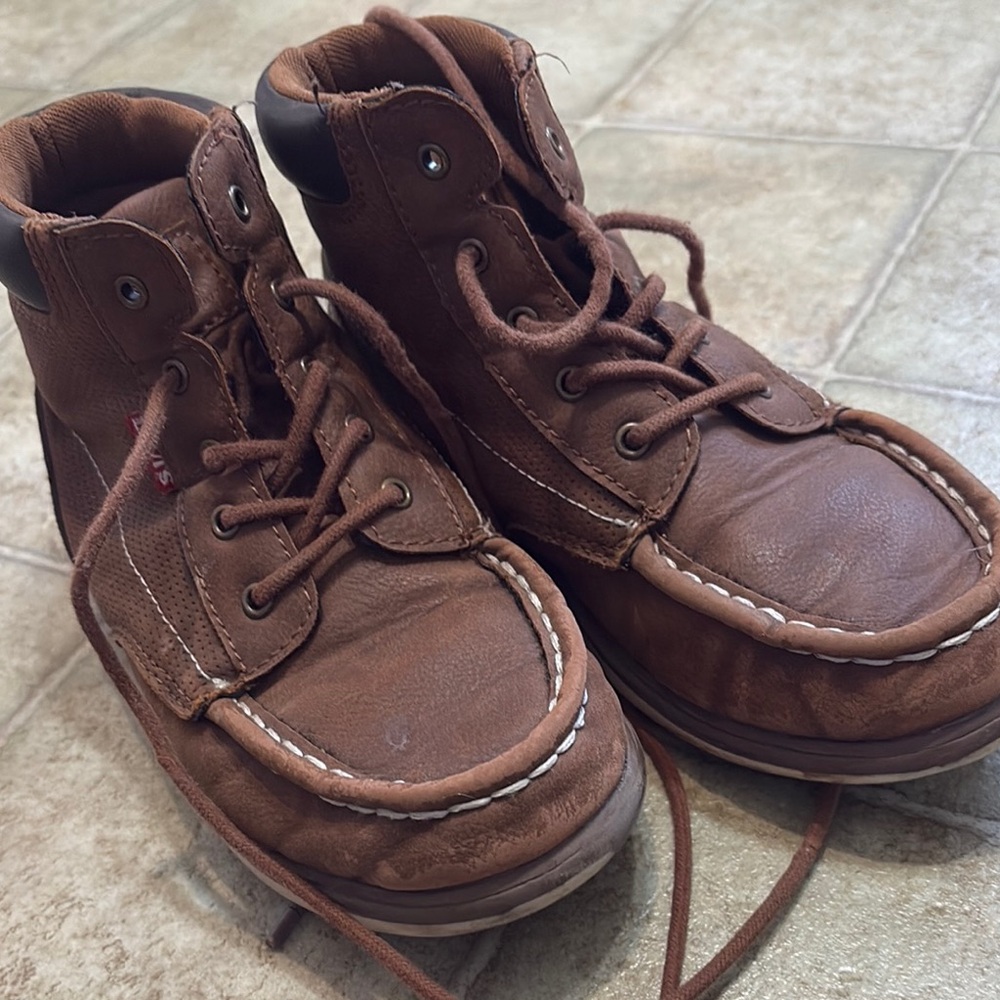 Levi’s brand leather brown kids boots